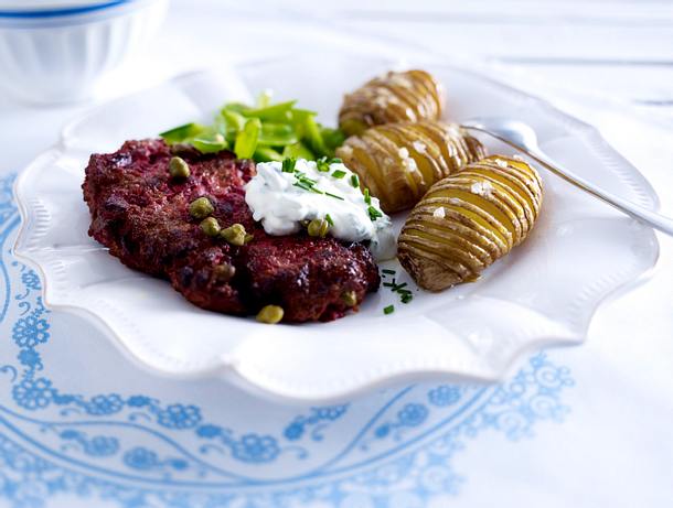 Biff A La Lindström Mit Schwedischen Kartoffeln Und Kräuterquark Rezept