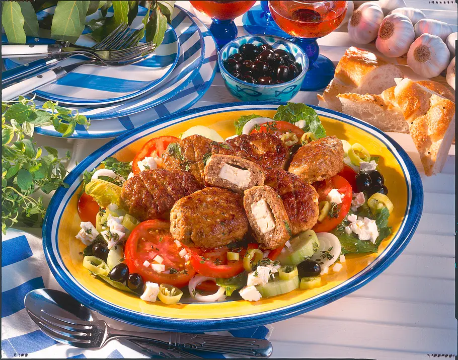 Bifteki auf Bauernsalat Rezept Bifteki auf Bauernsalat Rezept