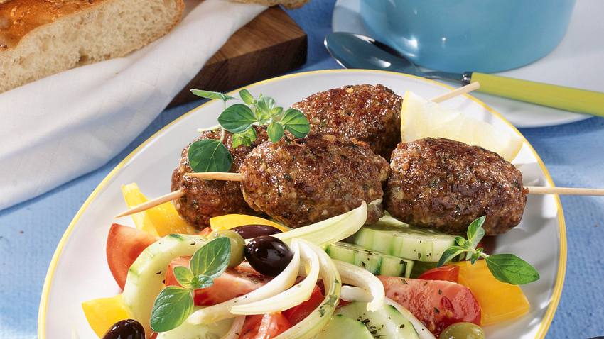 Bifteki auf Bauernsalat mit Fladenbrot und Tsaziki Rezept - Foto: Maass