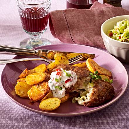 Bifteki-Hackschnitzel mit Paprika-Tsatisiki Rezept