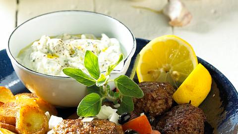 Bifteki mit Kartoffel-Chips und Tzaziki Rezept - Foto: House of Food / Bauer Food Experts KG