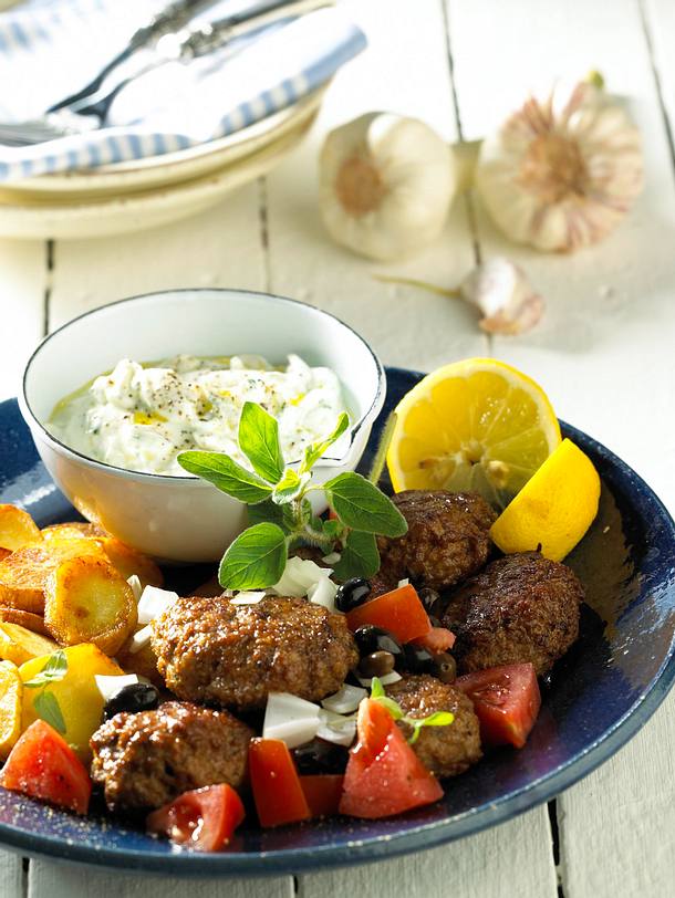 Bifteki mit Kartoffel-Chips und Tzaziki Rezept | LECKER