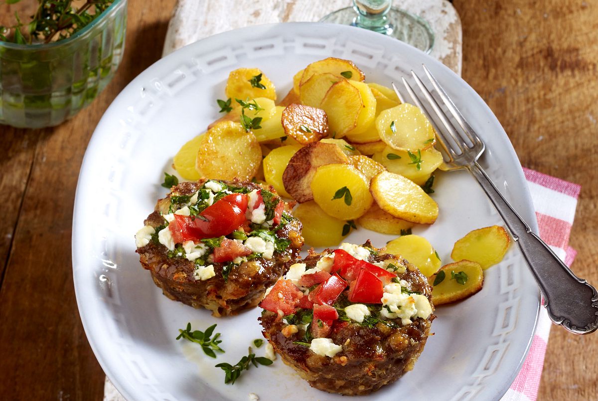 Bifteki-Muffins mit Bratkartoffeln Rezept