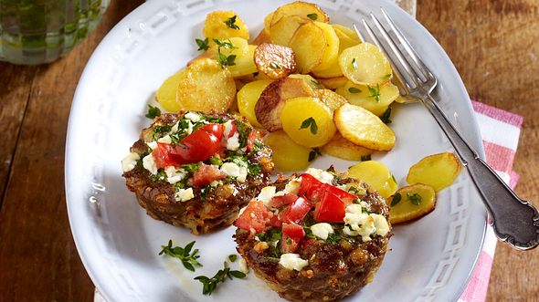 Bifteki-Muffins mit Bratkartoffeln Rezept - Foto: House of Food / Bauer Food Experts KG