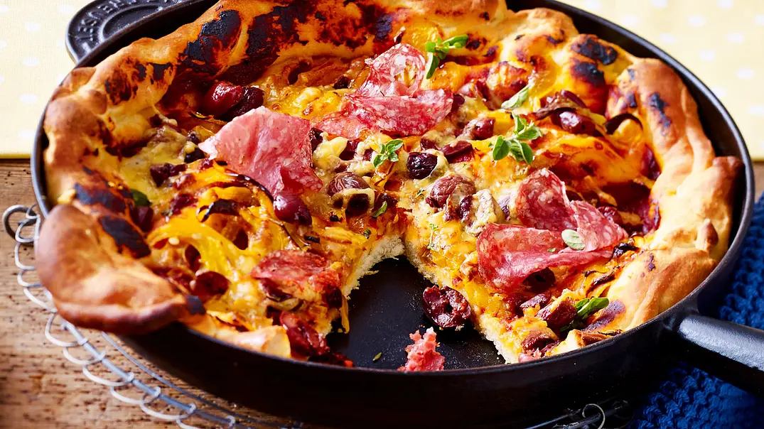 Big-Pan-Pizza Salami Rezept - Foto: LECKER @ Bauer Media Group