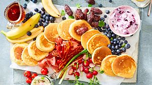 Big-Pancake-Platte mit herzhaften und süßen Toppings Rezept - Foto: House of Food / Bauer Food Experts KG