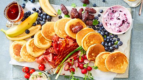 Big-Pancake-Platte mit herzhaften und süßen Toppings Rezept - Foto: House of Food / Bauer Food Experts KG