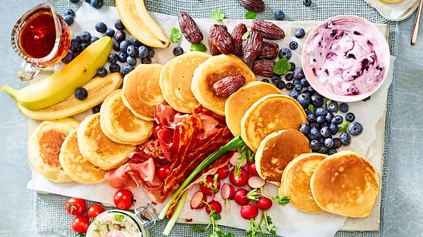 Big-Pancake-Platte mit herzhaften und süßen Toppings Rezept - Foto: House of Food / Bauer Food Experts KG