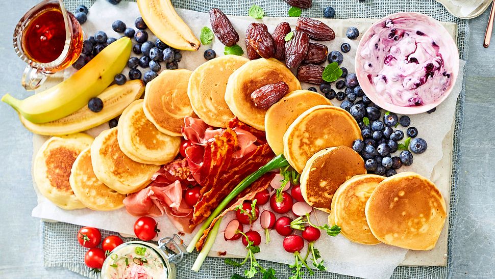 Big-Pancake-Platte mit herzhaften und süßen Toppings Rezept - Foto: House of Food / Bauer Food Experts KG