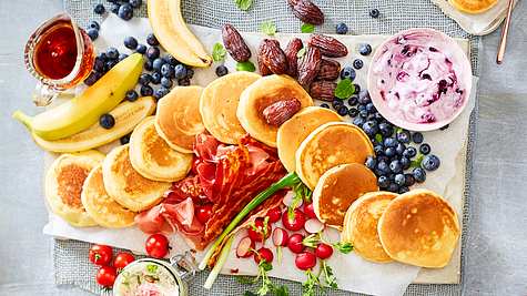 Big-Pancake-Platte mit herzhaften und süßen Toppings Rezept - Foto: House of Food / Bauer Food Experts KG