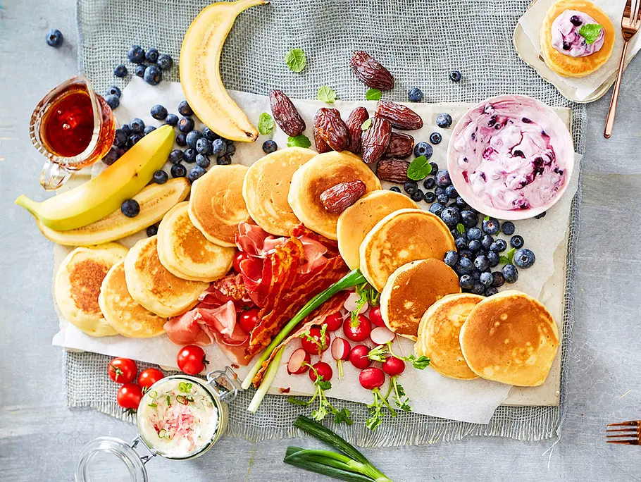 Big-Pancake-Platte mit herzhaften und süßen Toppings Rezept Big-Pancake-Platte mit herzhaften und süßen Toppings Rezept