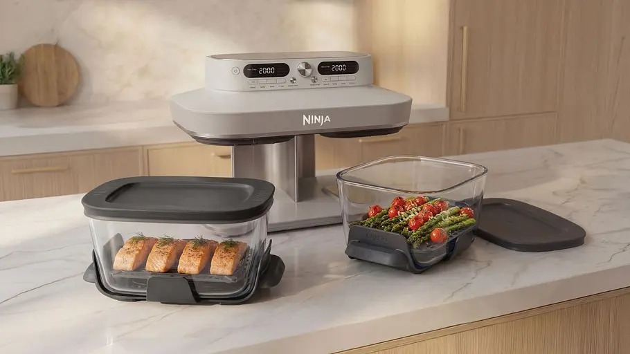 Ninja Crispi DualZone mit zwei Glasbehältern Ninja Crispi DualZone Glasbehältern im Fokus auf einem Küchentresen
