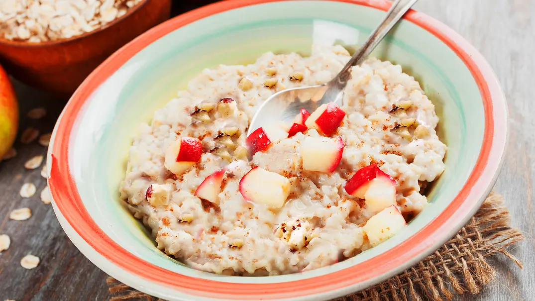 Bircher Müsli mit Apfelstücken und gehackten Haselnüssen - Foto: istock, minadezhda Bircher Müsli mit Apfelstücken und gehackten Haselnüssen - Foto: istock, minadezhda