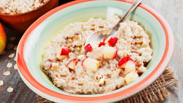 Bircher Müsli mit Apfelstücken und gehackten Haselnüssen - Foto: istock, minadezhda