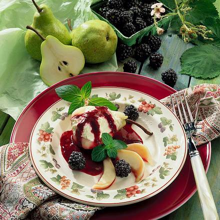 Birne auf Brombeersoße Rezept Birne auf Brombeersoße Rezept