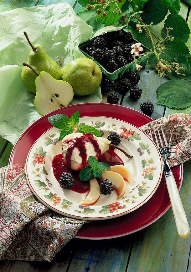 Birne auf Brombeersoße Rezept Birne auf Brombeersoße Rezept