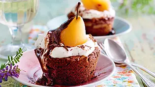 Birne-Helene-Brownies mit Schokosoße Rezept - Foto: LECKER @ Bauer Media Group Birne-Helene-Brownies mit Schokosoße Rezept - Foto: LECKER @ Bauer Media Group
