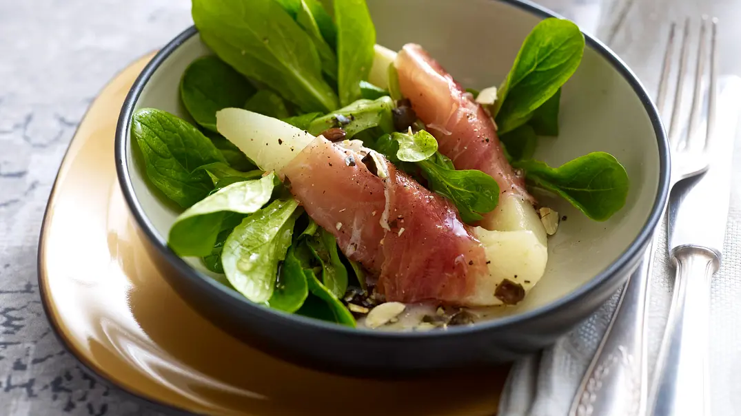 Birne in Parmaschinken auf Feldsalat Rezept - Foto: LECKER @ Bauer Media Group