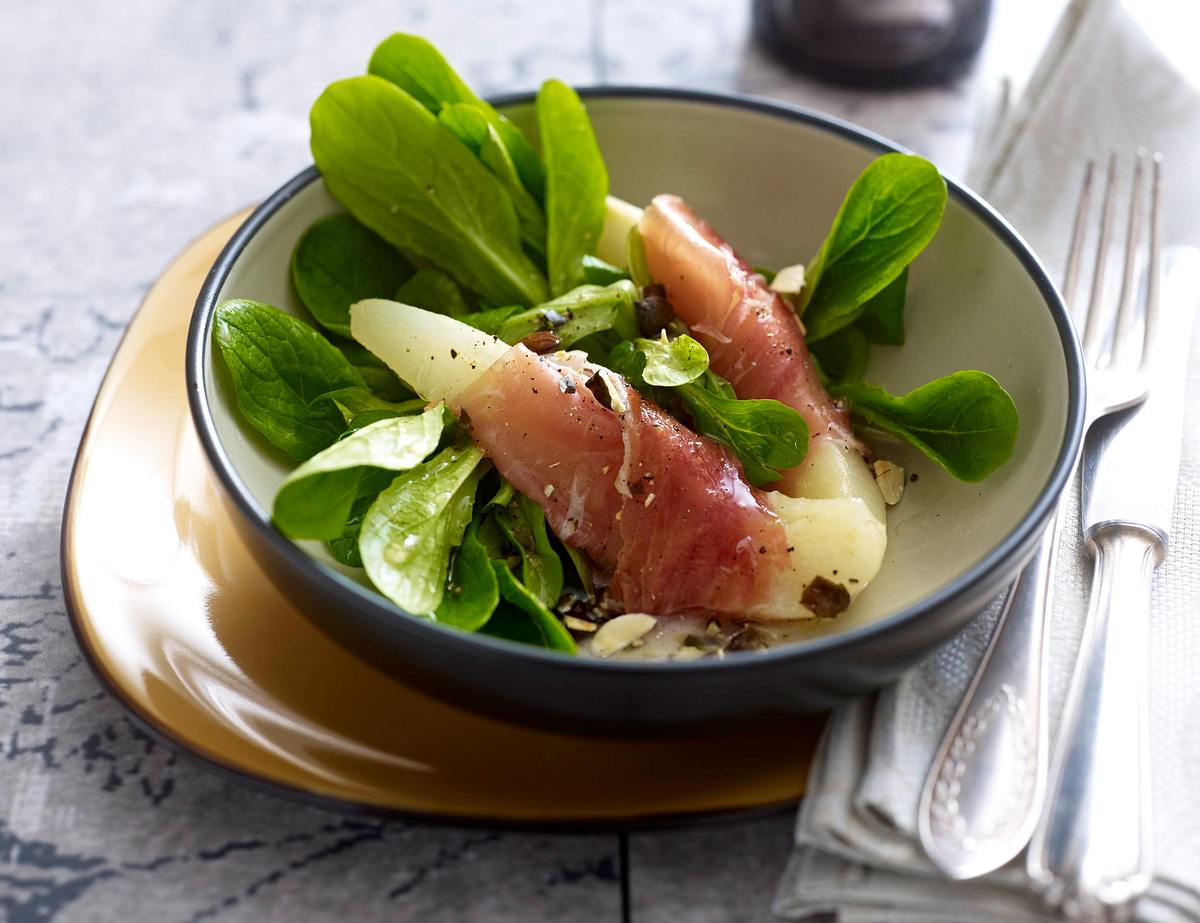 Birne in Parmaschinken auf Feldsalat Rezept