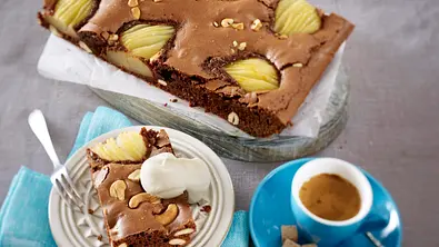 Birnen-Brownies mit Cashewkernen Rezept - Foto: LECKER @ Bauer Media Group