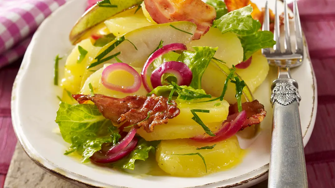 Birnen-Kartoffel-Salat mit Speck Rezept - Foto: LECKER @ Bauer Media Group Birnen-Kartoffel-Salat mit Speck Rezept - Foto: LECKER @ Bauer Media Group