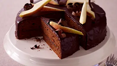 Birnen-Schokotorte Sacher Art Rezept - Foto: LECKER @ Bauer Media Group