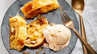 Birnenstrudel mit Mandel-Crunch Rezept - Foto: LECKER @ Bauer Media Group