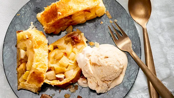 Birnenstrudel mit Mandel-Crunch Rezept - Foto: LECKER @ Bauer Media Group