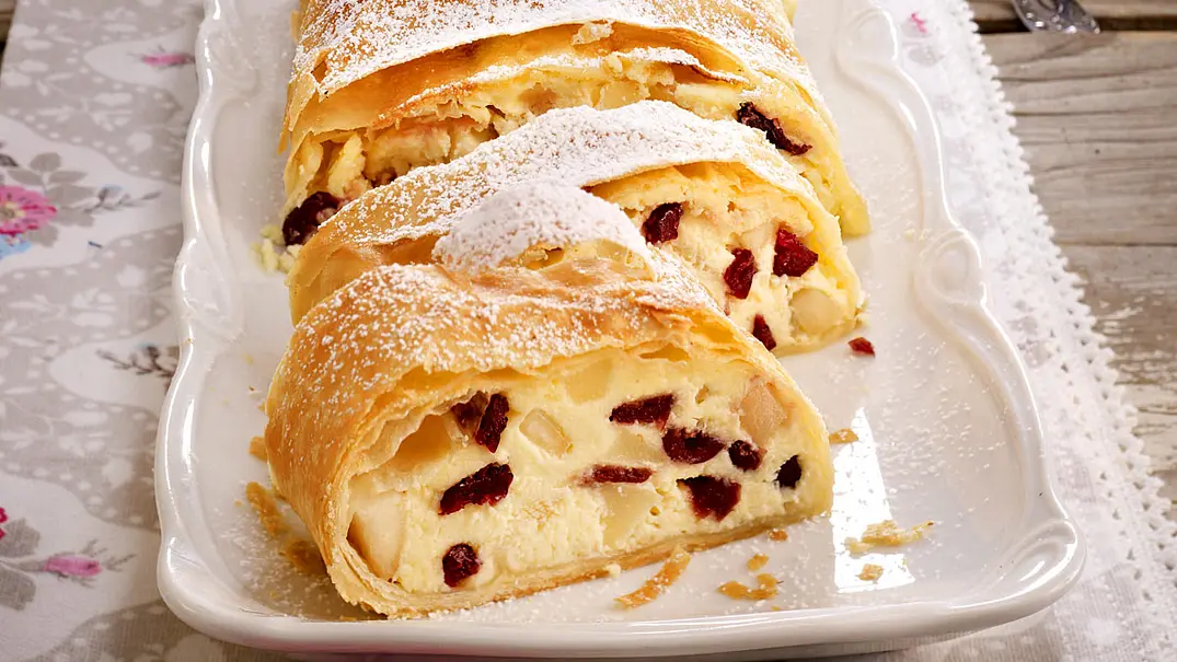 Birnen-Topfenstrudel Rezept - Foto: LECKER @ Bauer Media Group