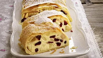 Süßer Strudel gefüllt mit Quark,  Birne und Cranberrys - Foto: LECKER @ Bauer Media Group