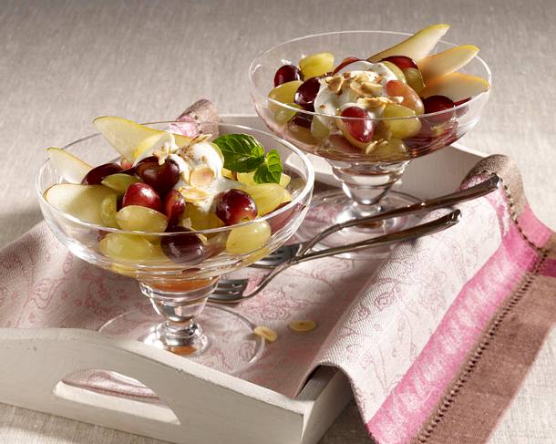 Birnen-Trauben-Salat mit Haselnussblättchen und Zimt-Joghurt-Dip Rezept