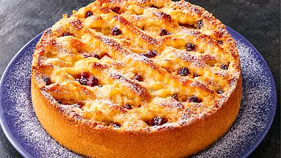 Birnenkuchen mit Preiselbeeren - Foto: LECKER @ Bauer Media Group
