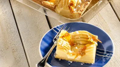 Birnenkuchen vom Blech mit Eierguss Rezept - Foto: Scarlini