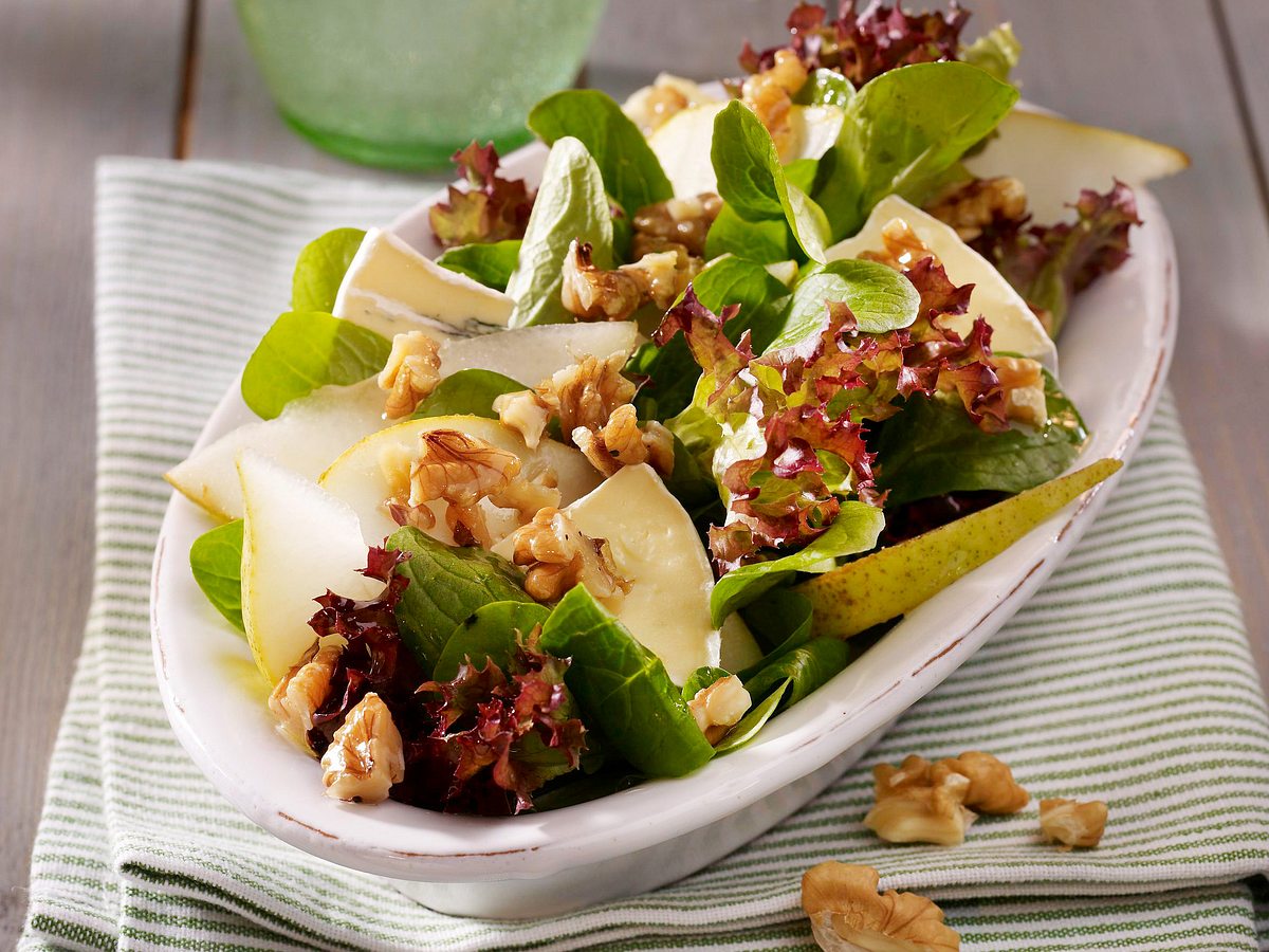 Birnensalat mit Käse, Walnüssen, Feldsalat und Endiviensalat