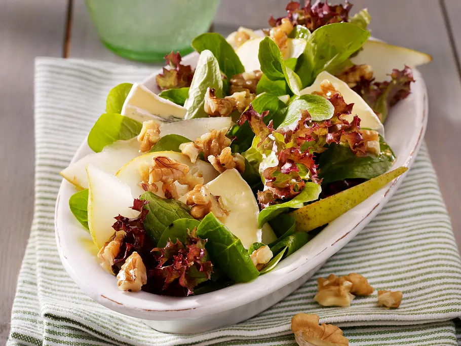 Birnensalat mit Käse und Walnüssen Birnensalat mit Käse, Walnüssen, Feldsalat und Endiviensalat