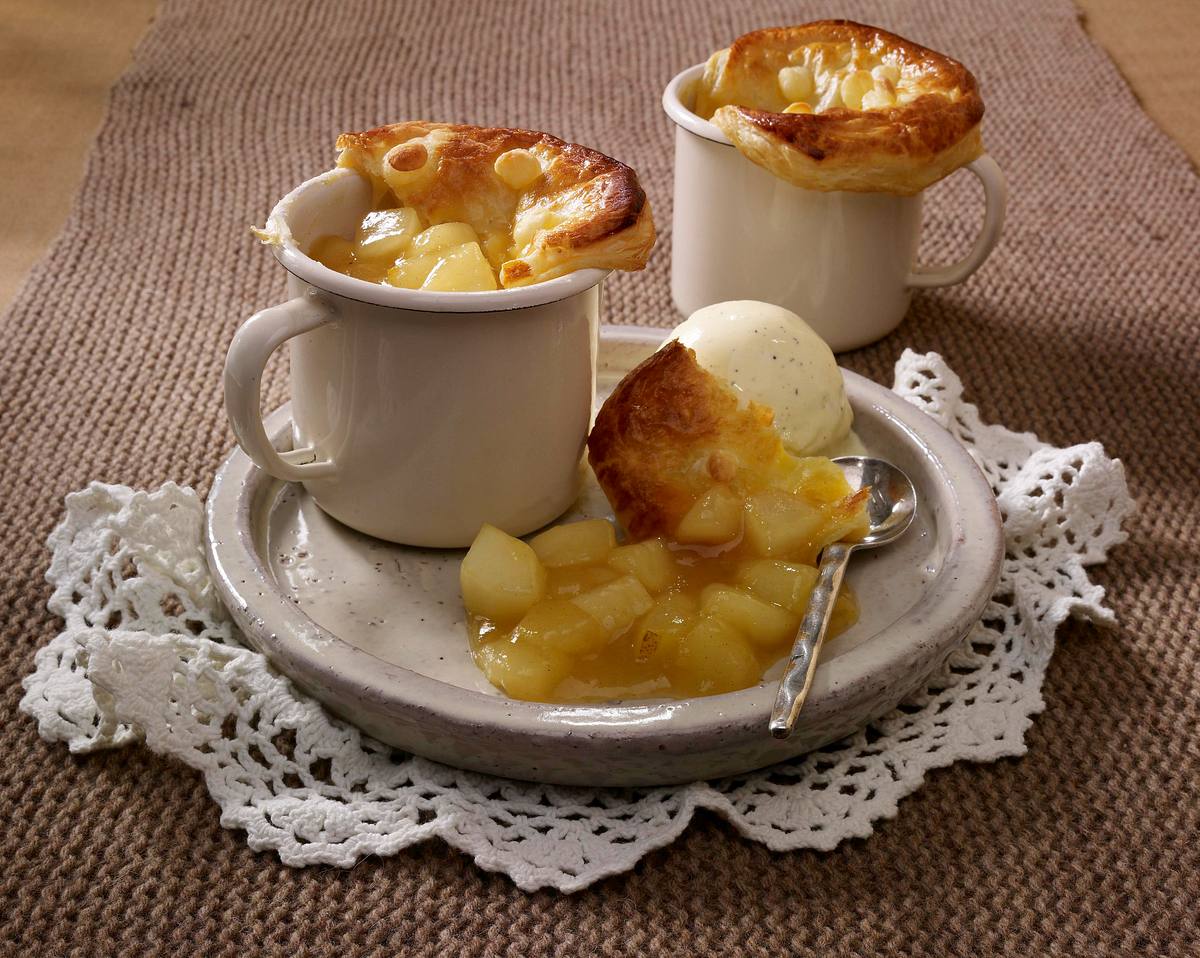 Birnenstrudel-Dessert: Birnenkompott mit Blätterteighaube in kleine Tassen Rezept