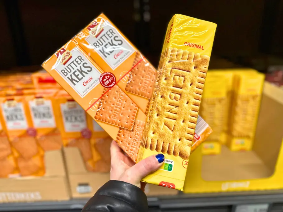Eine Hand hält den Biscotto Butterkeks Classic und den Butterkeks von Leibniz