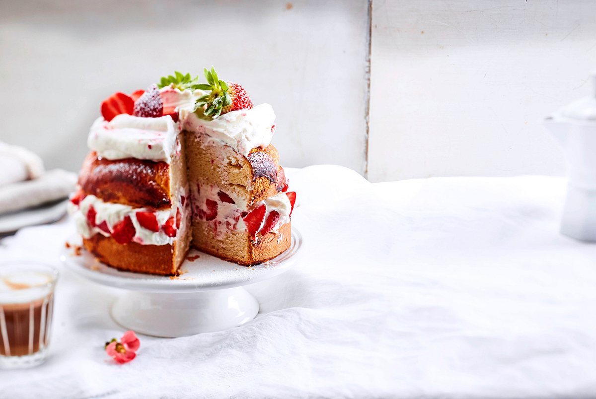 Biscuit Layer Cake mit Erdbeersahne Rezept
