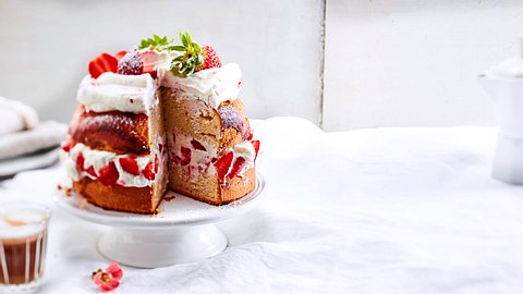 Biscuit Layer Cake mit Erdbeersahne Rezept - Foto: House of Food / Bauer Food Experts KG