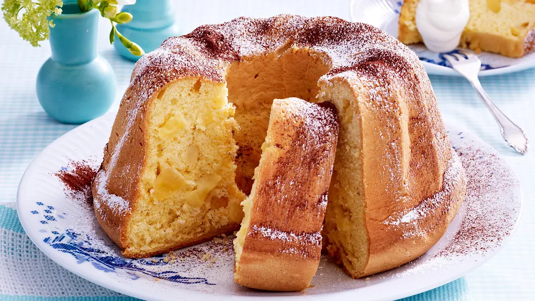 Biskuit-Gugelhupf mit Äpfeln Rezept - Foto: LECKER @ Bauer Media Group Biskuit-Gugelhupf mit Äpfeln Rezept - Foto: LECKER @ Bauer Media Group