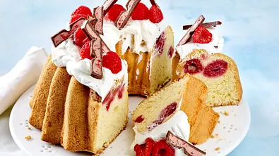 Biskuit-Gugelhupf mit Himbeeren Rezept - Foto: LECKER @ Bauer Media Group