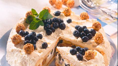 Biskuit mit Giotto-Heidelbeer-Sahne Rezept - Foto: Maass