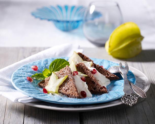 Biskuit mit Vanillecreme und Granatapfel und Karambole Rezept