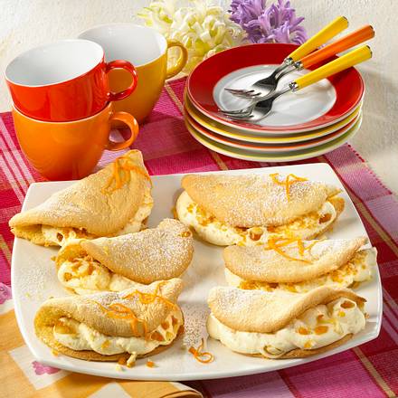 Biskuit-Omeletts mit Orangen-Mandelkrokant-Sahne Rezept Biskuit-Omeletts mit Orangen-Mandelkrokant-Sahne Rezept