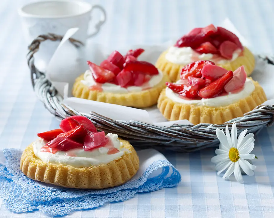 Biskuit-Tarteletts mit Zitronencreme und Erdbeer-Rhabarberkompott Rezept