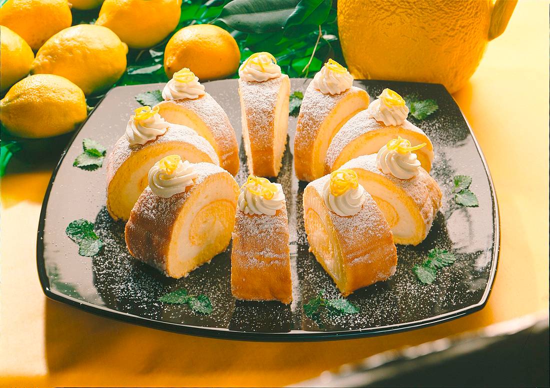 Biskuit-Zitronenrolle Rezept | LECKER