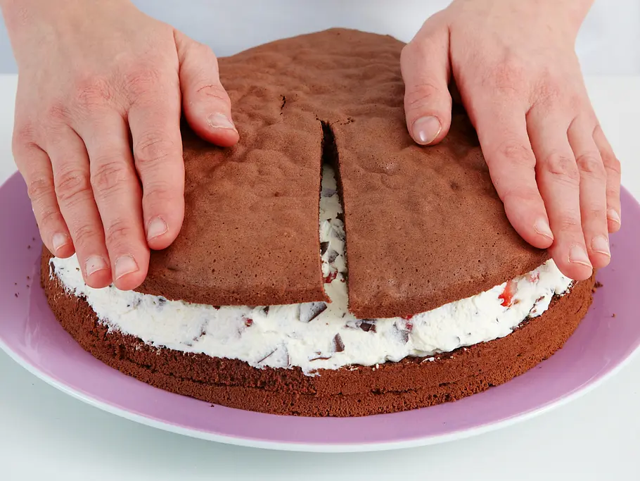 Biskuitboden auf die Kuppel legen Biskuitboden auf die Kuppel legen