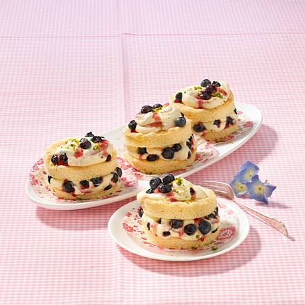 Biskuitburger mit Vanillecreme und Heidelbeeren Rezept Biskuitburger mit Vanillecreme und Heidelbeeren Rezept