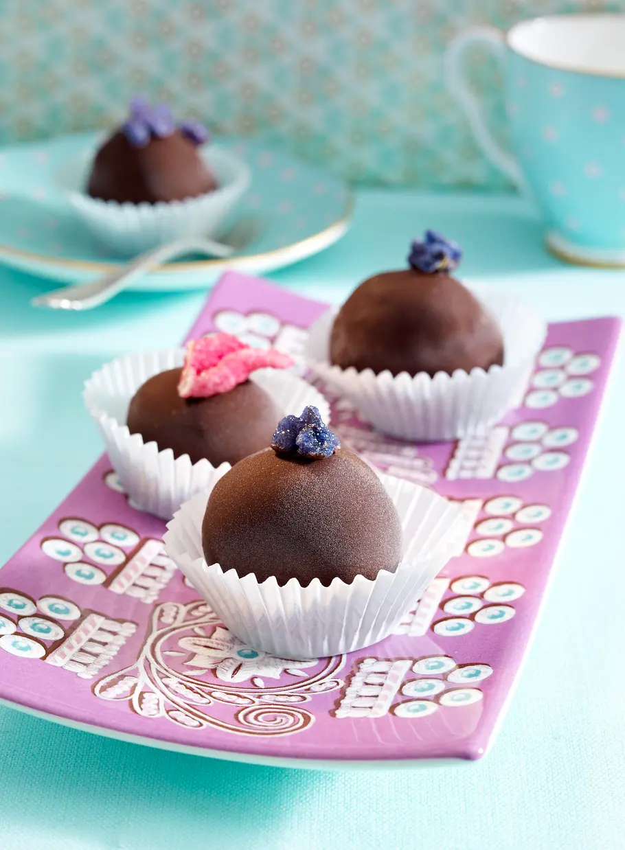Biskuitkugeln mit Schokoglasur Rezept Biskuitkugeln mit Schokoglasur Rezept
