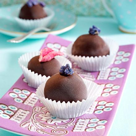 Biskuitkugeln mit Schokoglasur Rezept Biskuitkugeln mit Schokoglasur Rezept